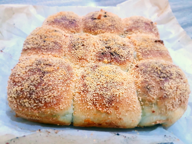 מנחם ומפנק: מאפה שמרים במילוי שווה במיוחד מאפה גבינות פרמזן