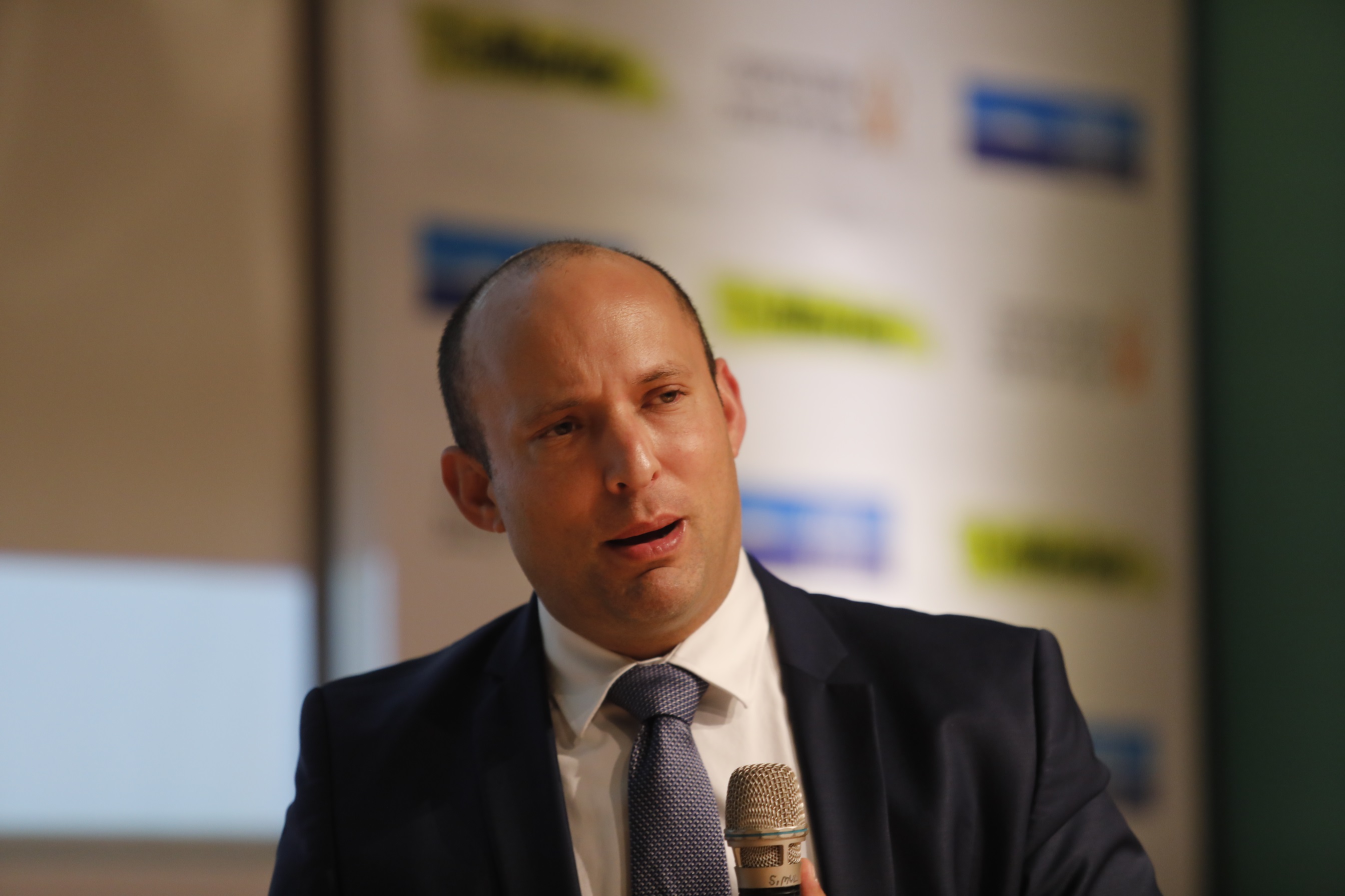 בנט עוקץ: "קורא לראשי המפלגות לא לטפס על סולמות" שר החינוך, נפתלי בנט