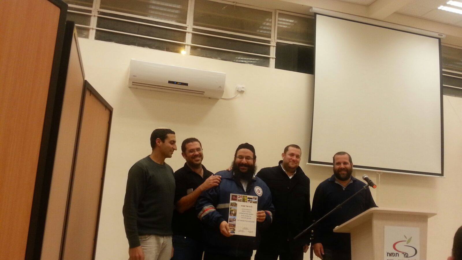 יעל שבח: "רזיאל בטח היה אומר שצריך לומר הלל" הרב שבח הי"ד (במרכז)