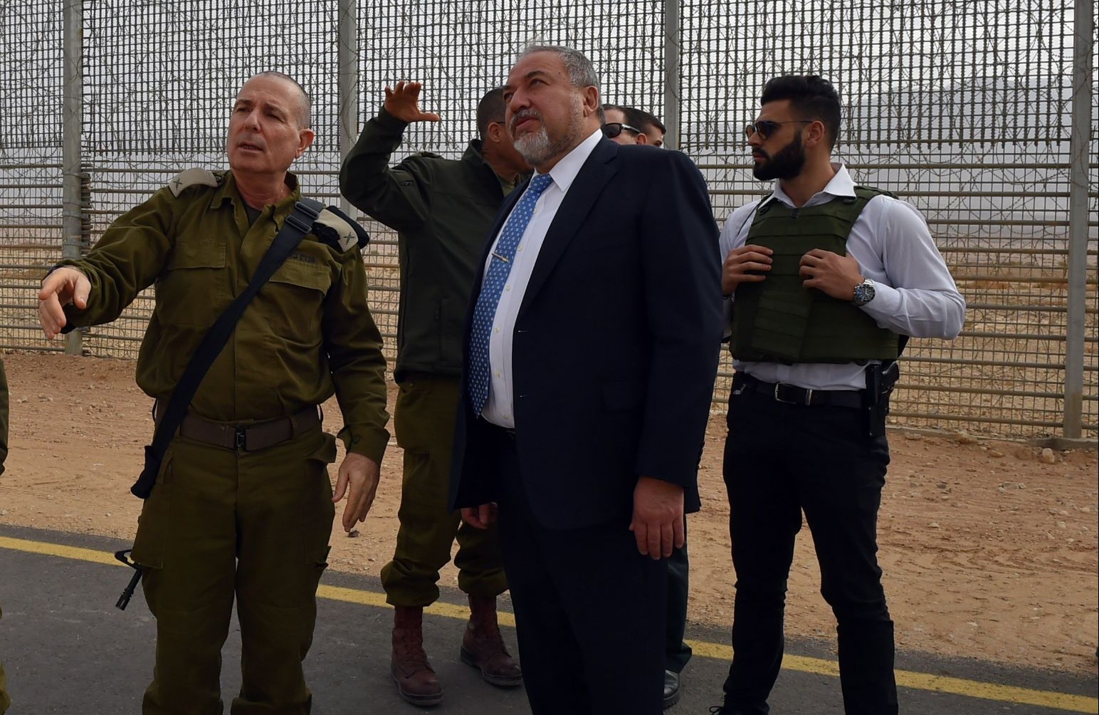 על רקע האלימות בשישי: ליברמן החליט על סגירת מעבר ארז ליברמן בסיור צבאי