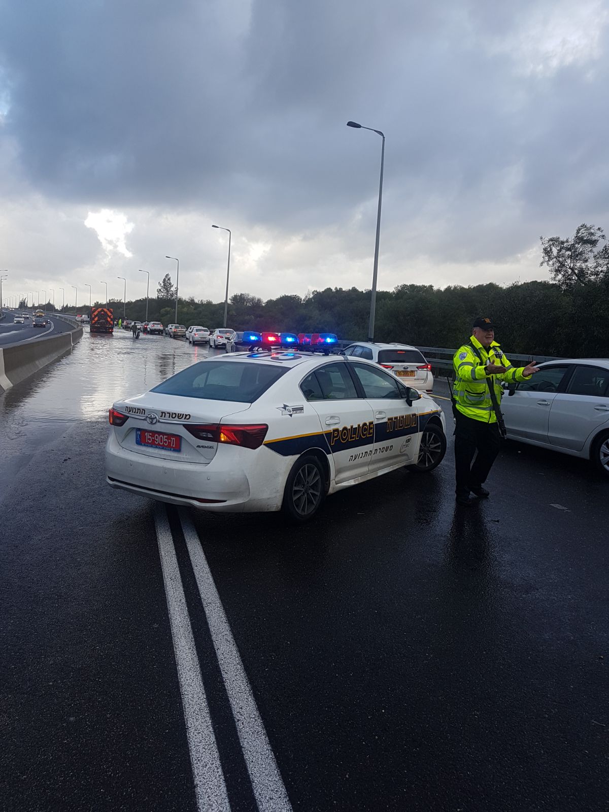 נתפסה נוהגת ללא רישיון וטוענת להגנתה: עוד שבוע עושה טסט על משאית משטרה גשם פקק