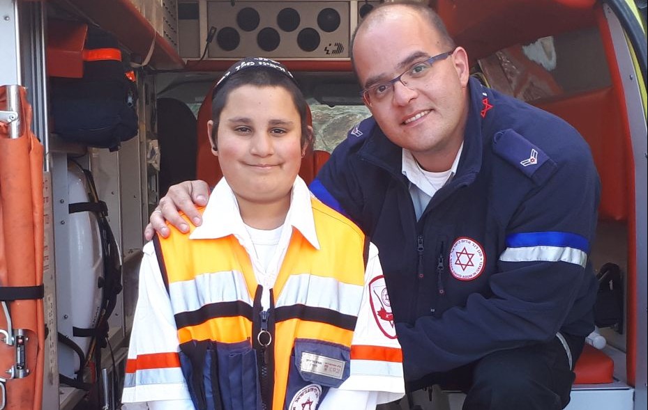 הילד שחייו ניצלו התחפש לפארמדיק שלום דובער, התחפושת והחובש