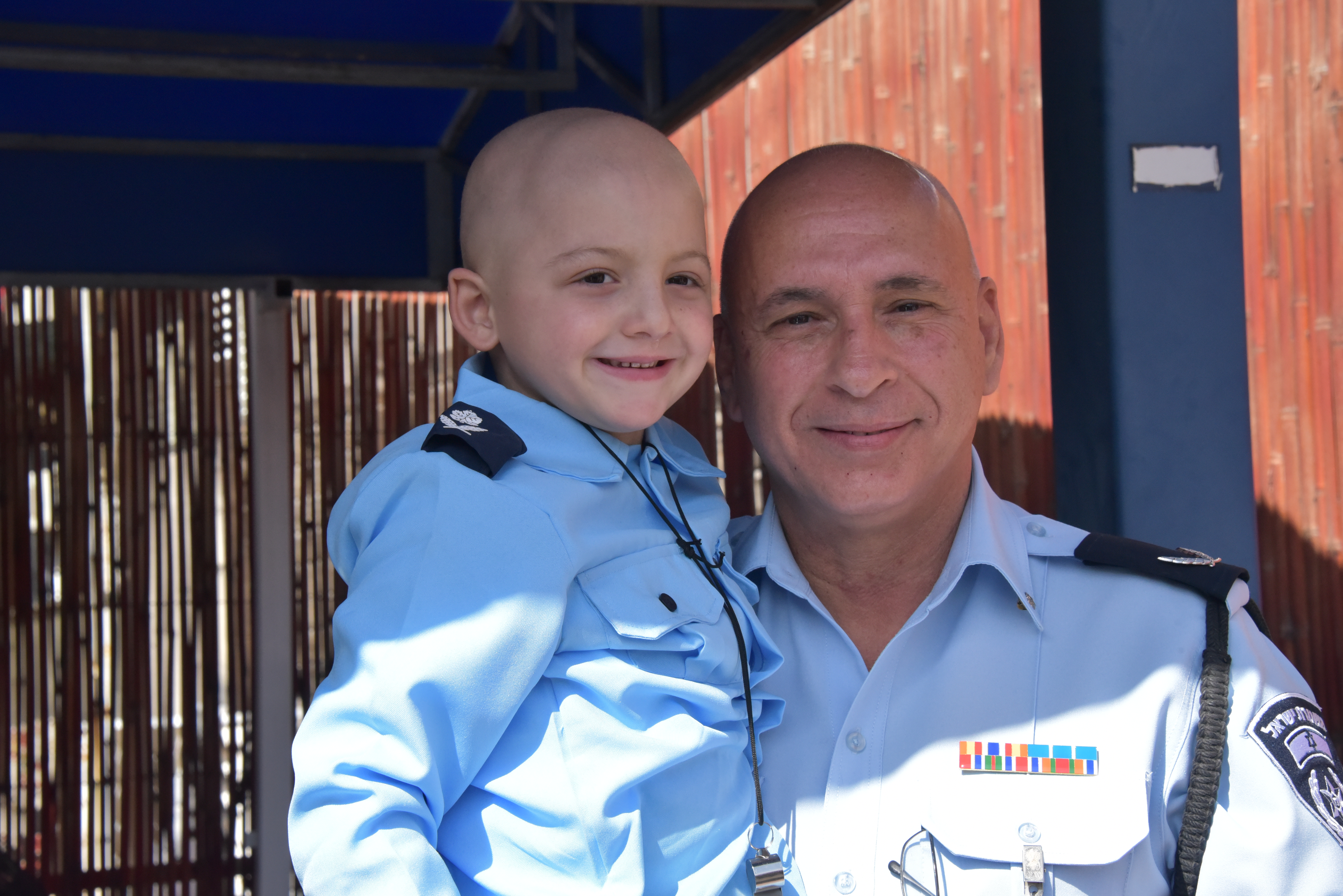 מרגש: אליה, חולה סרטן, הפך לשוטר ליום אחד ילד שוטר