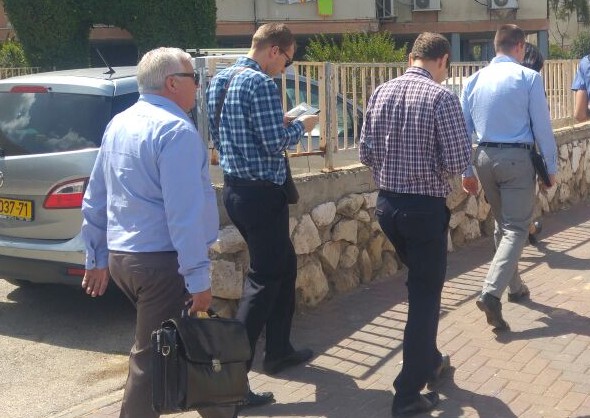 כך זה מתחיל: מיסיונר מסתובב בפארק באשדוד ומחלק "מתנות" מסיונרים בפעילות | אילוסטרציה