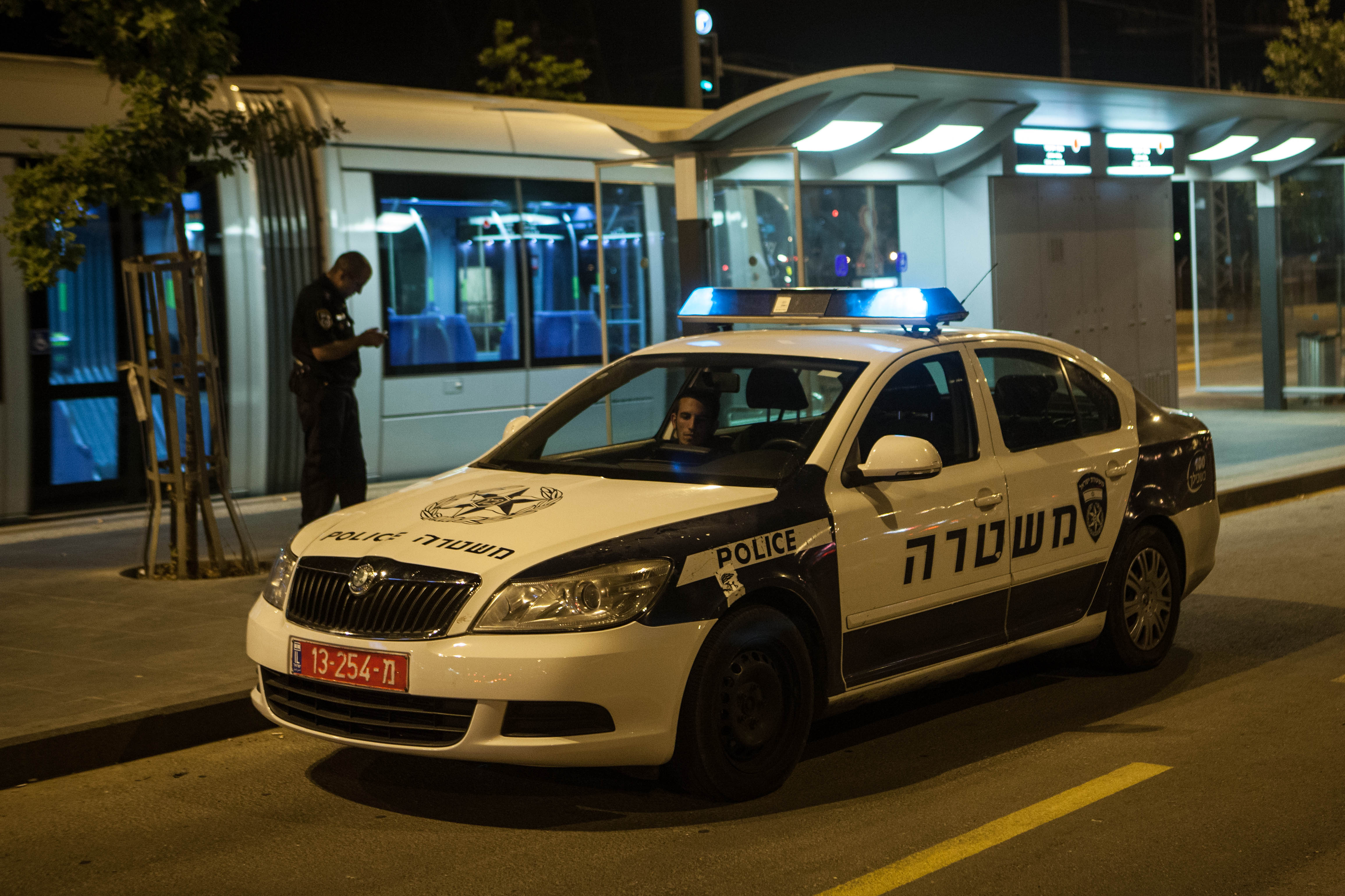 ירושלים: פעוט בן שנה וחצי נמצא נטוש בעגלה במרכז העיר .