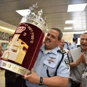 ספר שנכתב ע"י אלפי שוטרים: הספר מנציח את הרוגי המלכות של משטרת ישראל אג
