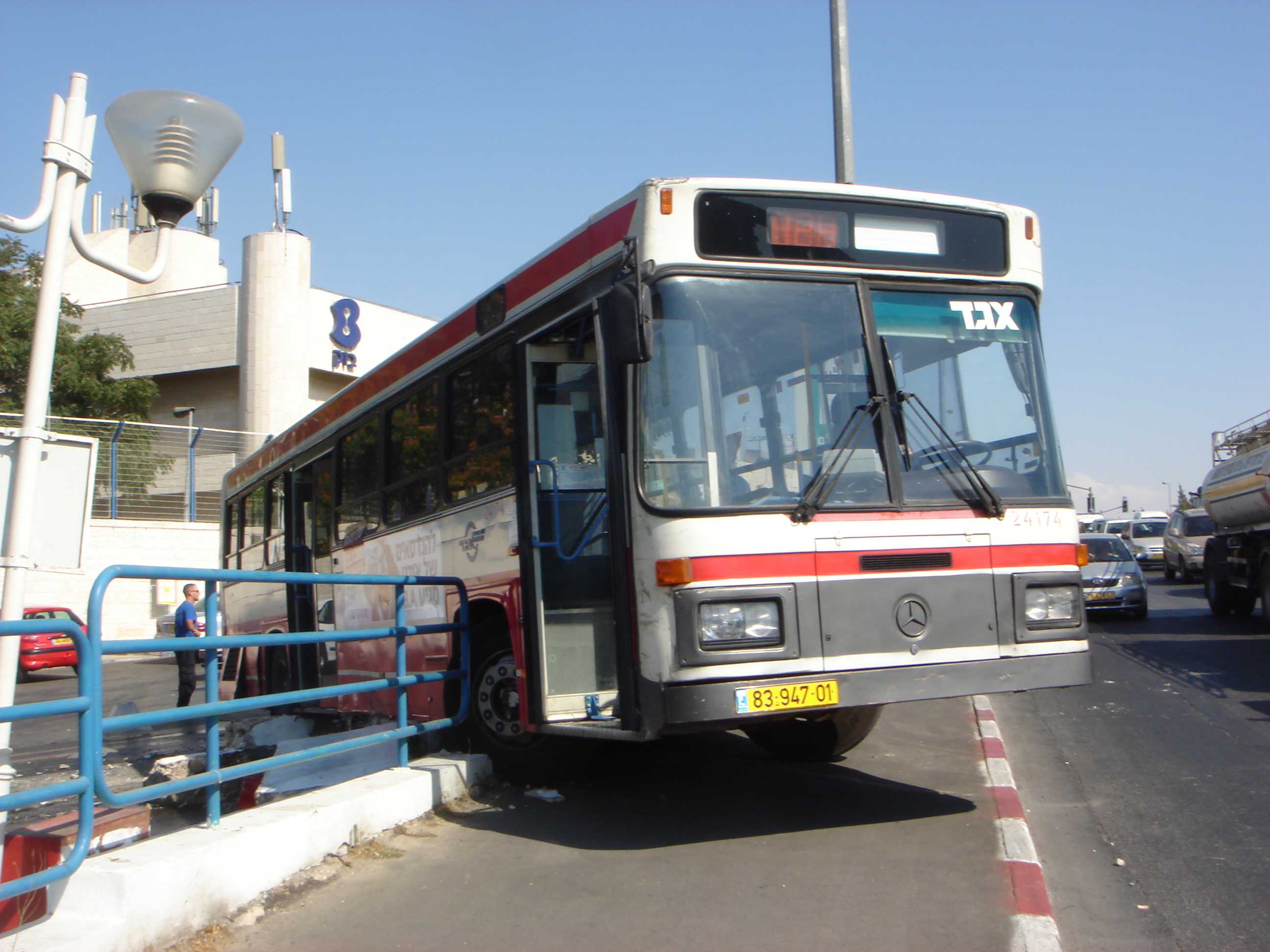 הרפורמה יוצאת לדרך: אוטובוסים חדישים והוצאת הקווים לתחרות A bus driver that lost control