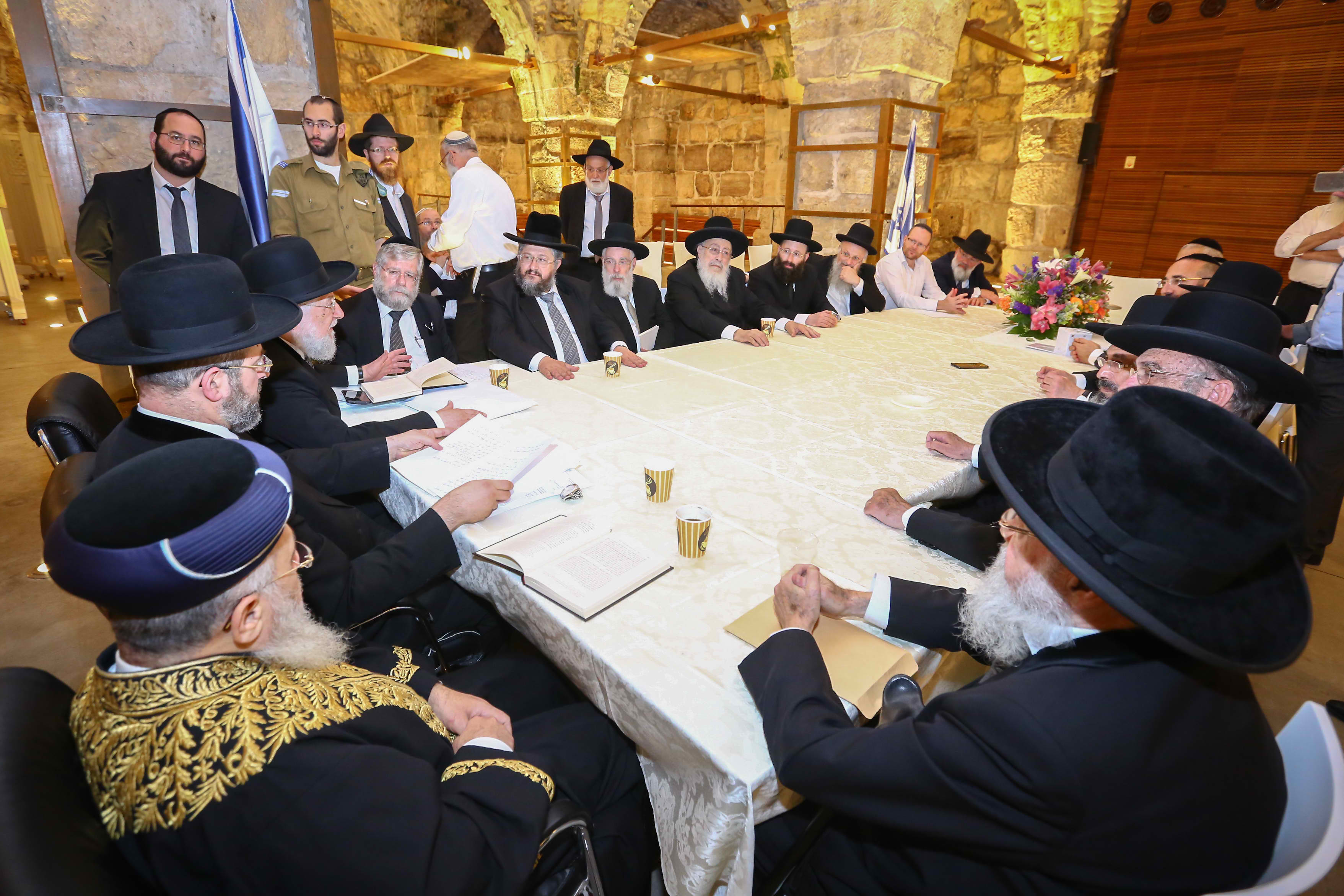 הרבנות הראשית: משגיחי כשרות לא יועסקו בחברת כח אדם F170524SCFF16
