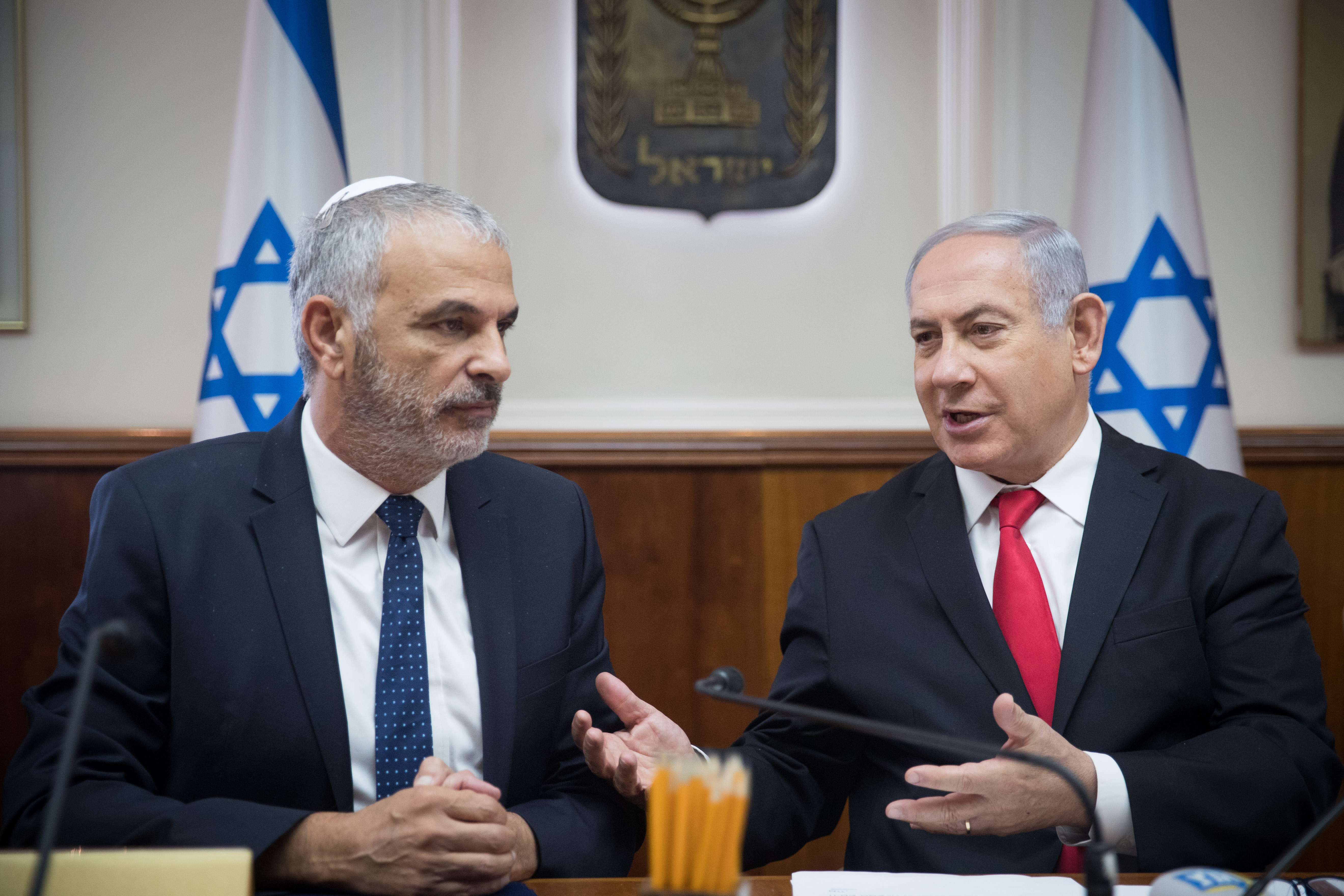 כחלון: "אם אני מניח תפילין, אני יכול להיות בממשלה חילונית?" כחלון ונתניהו
