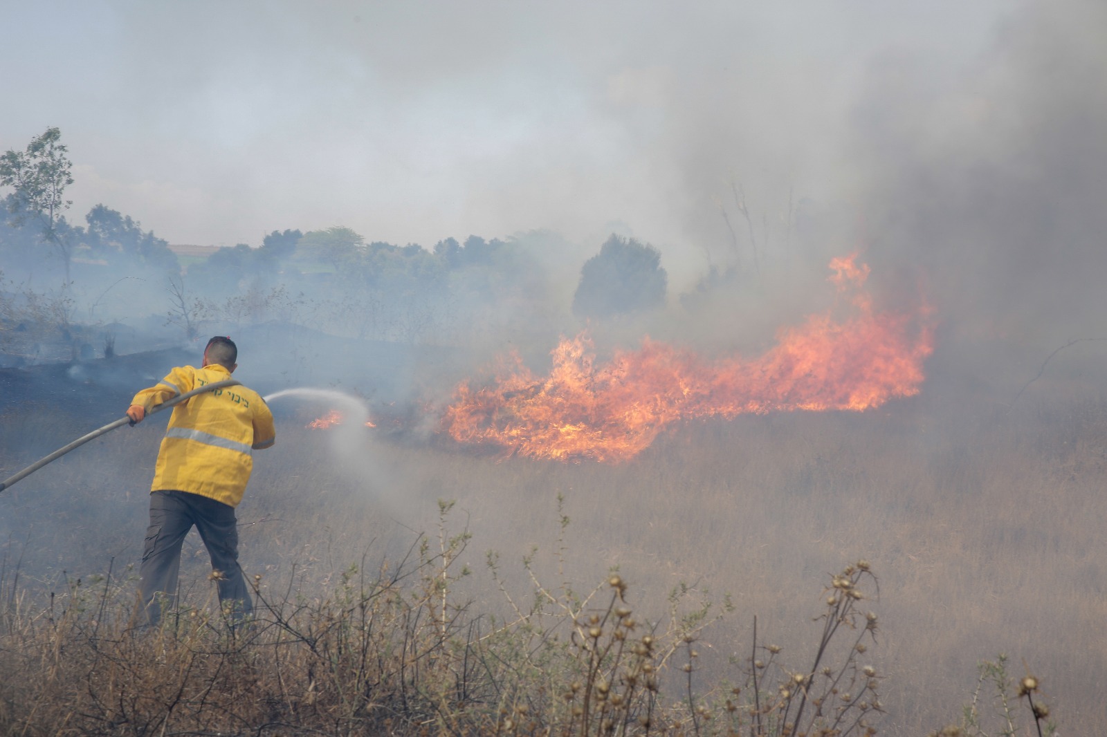 הדרג המדיני מול הדרג הצבאי; בתווך: בלוני תבערה ואזרחים כאובים שריפה • אילוסטרציה