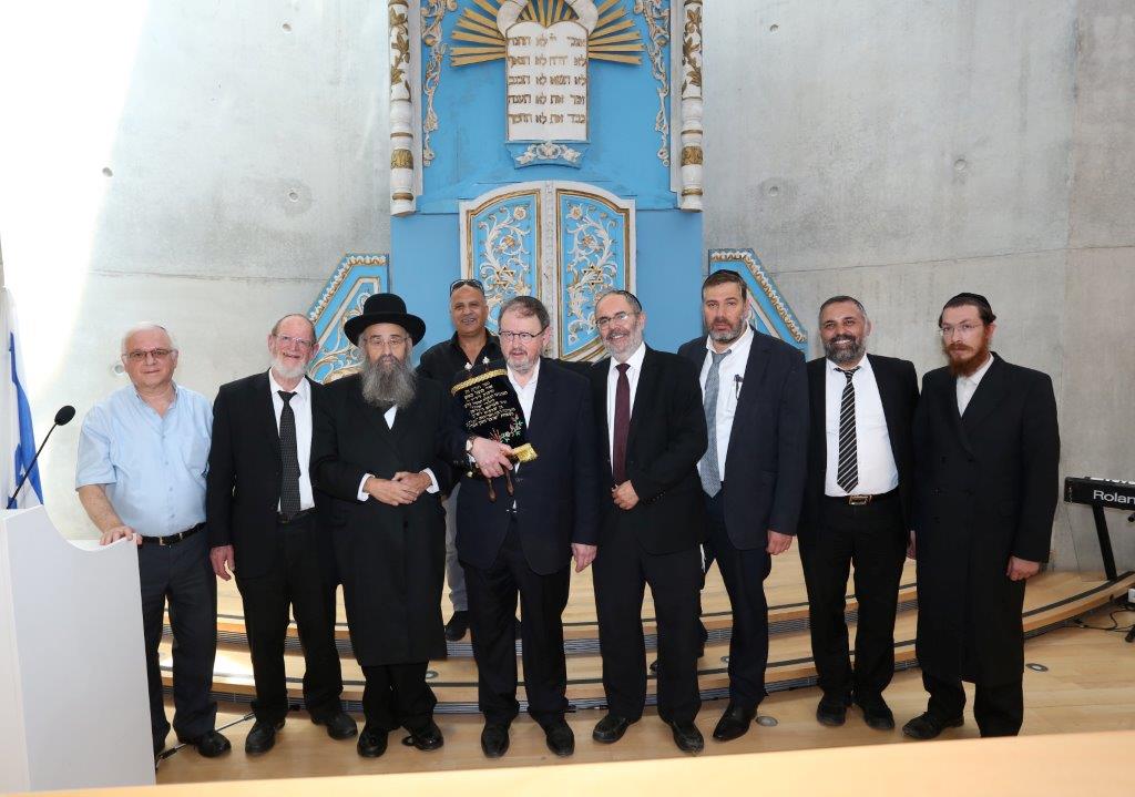מרגש: ספר התורה שניצל מהנאצים הועבר ליו"ר "שובו" ספר תורה
