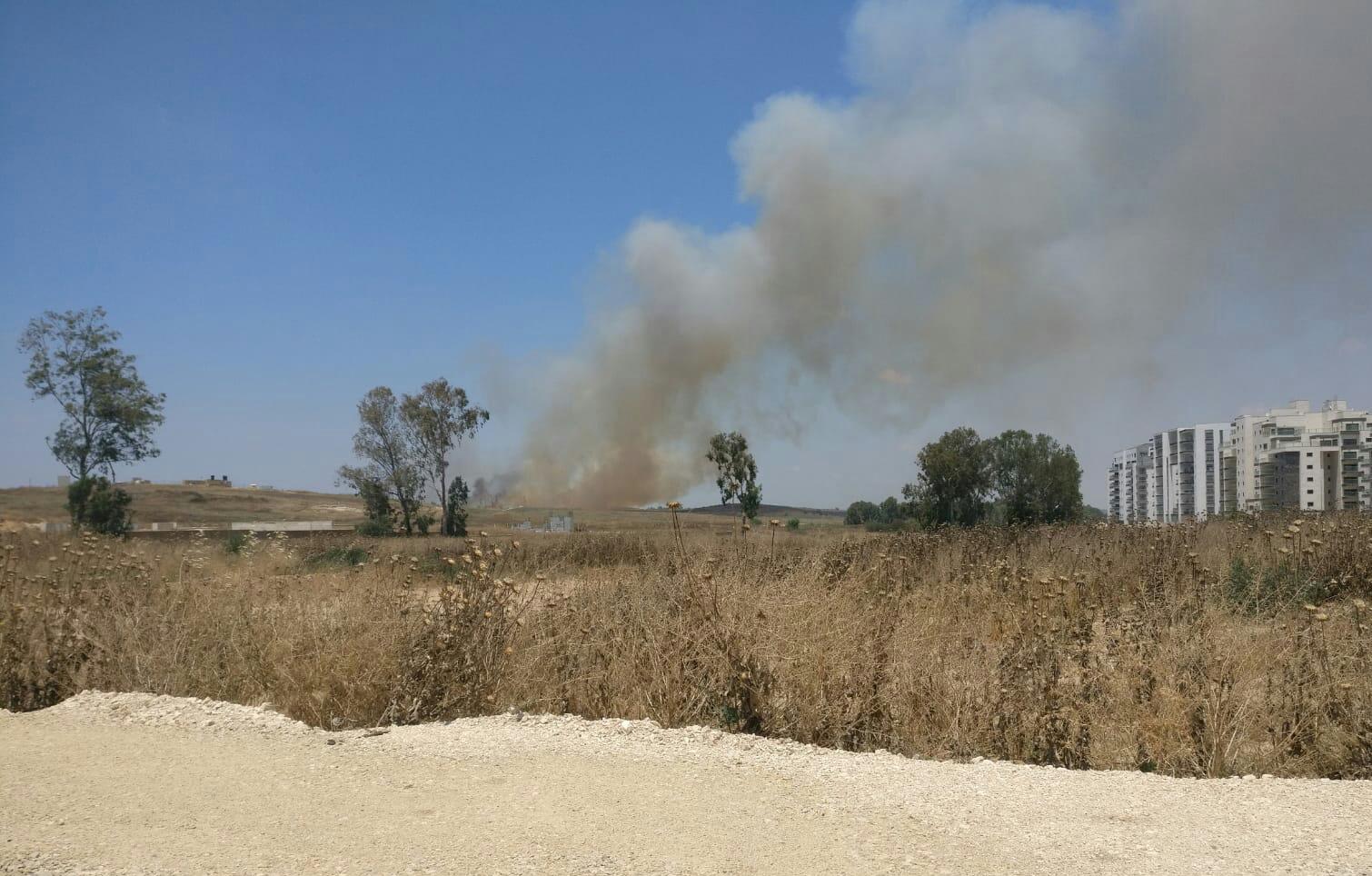 ירי אזהרה לעבר חוליית.. בלונים; צה"ל מתמודד עם האיום החדש שריפה בשדרות