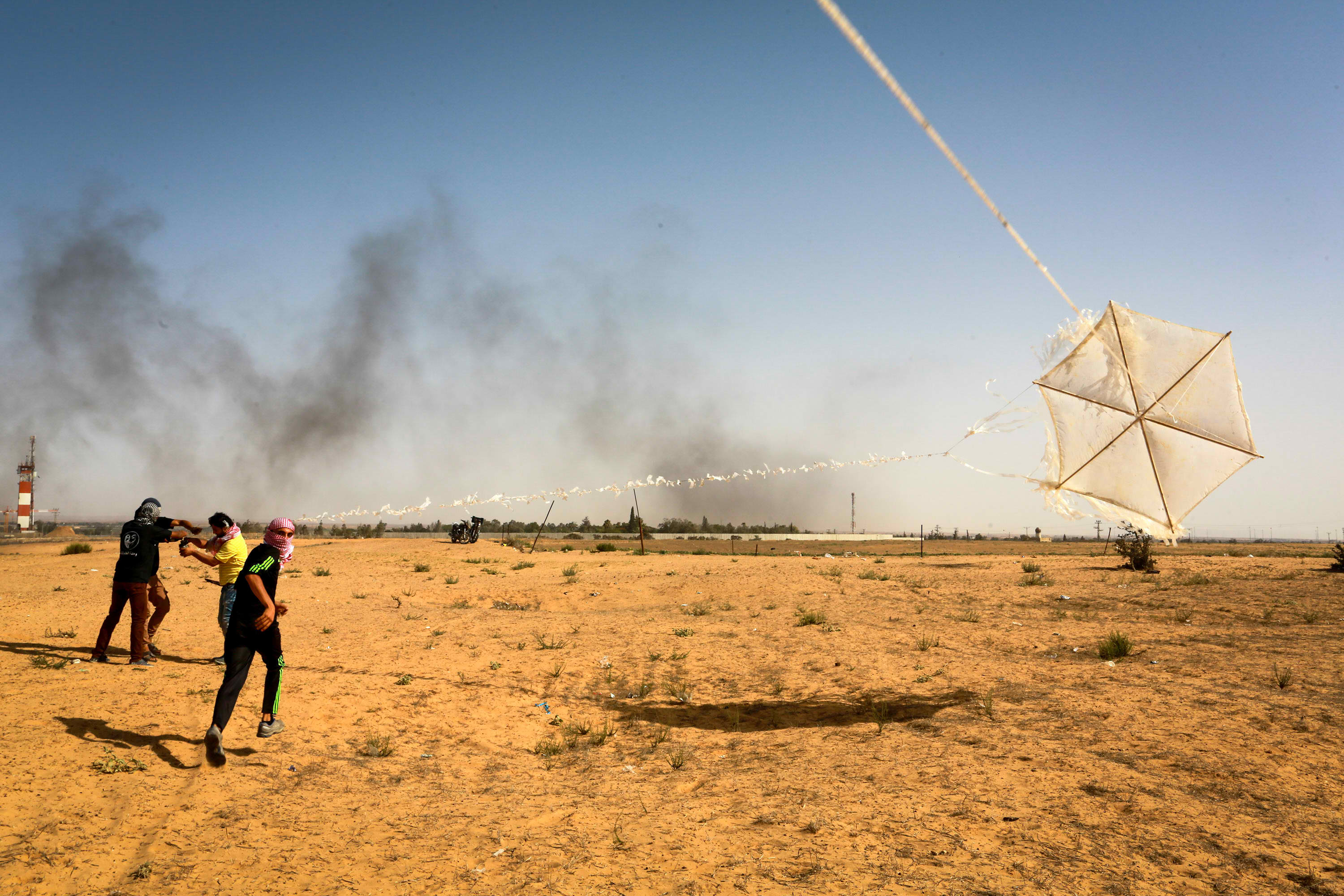 בתגובה לטרור בלוני התבערה והנפץ: ישראל הטילה סגר ימי על הרצועה שיגורים מעזה