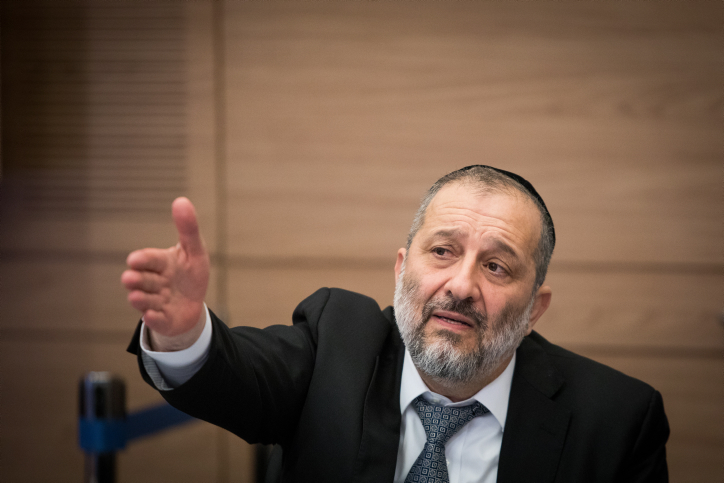 שר הפנים נגד ראש עיריית חיפה: "מינתה תומך חיזבאללה לסגן" דרעי