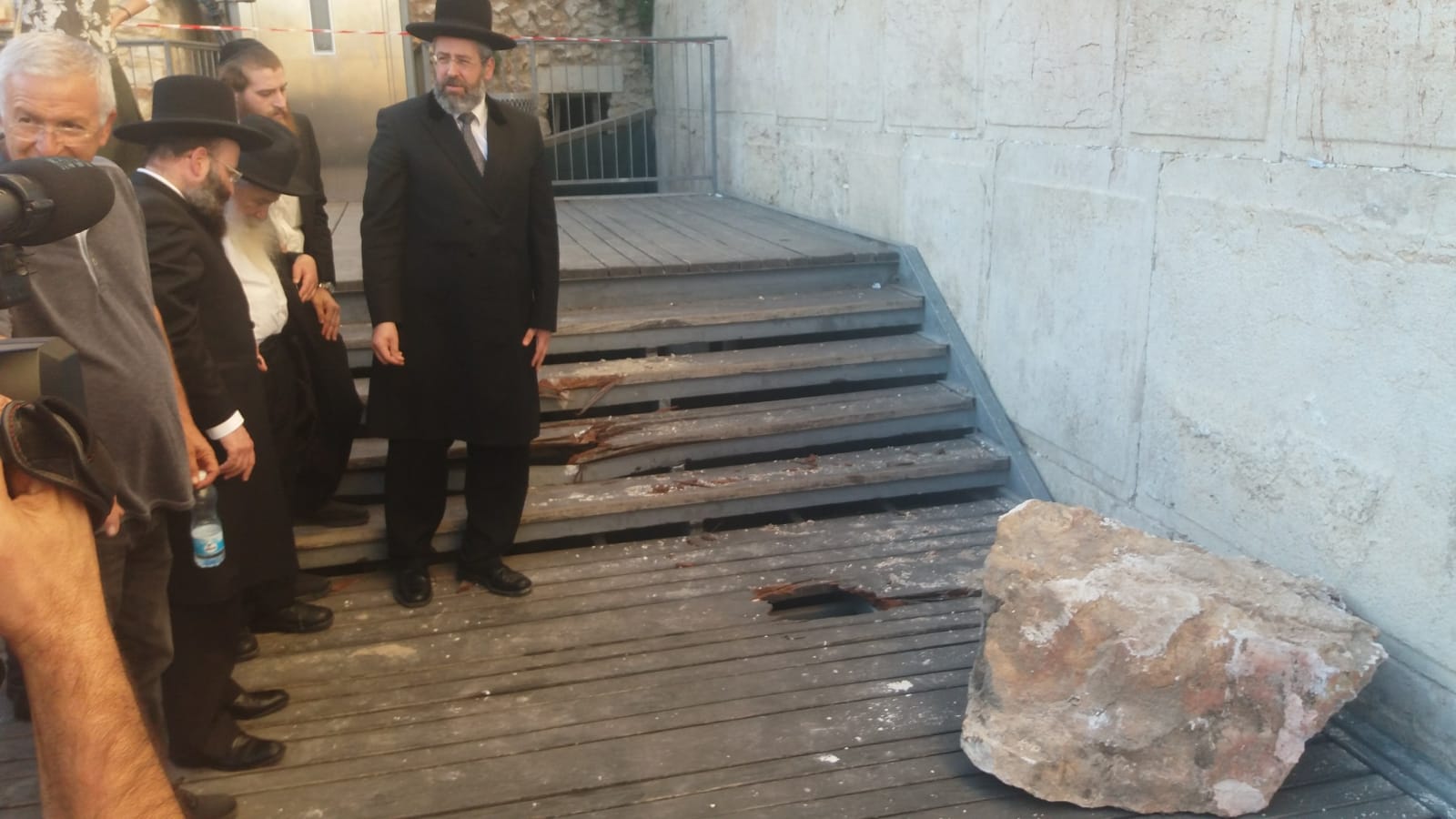 בנוכחות הגר"ד לאו: האשה בירכה הגומת ברחבת הכותל הדרומית הרב לאו כותל