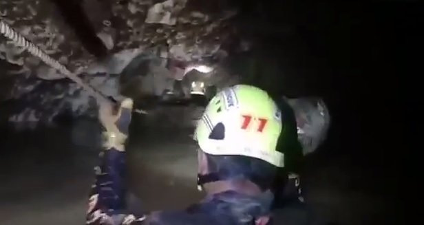 וסוף לסיפור: החילוץ בתאילנד הושלם הצוללנים בכניסה למערה
