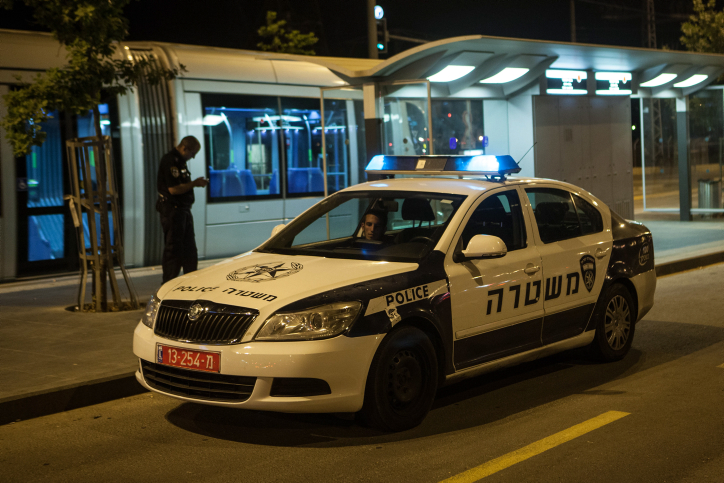 התעללות משטרתית: מעצר באזיקים ללא הסבר ונטישה במחסום באישון ליל משטרה | אילוסטרציה