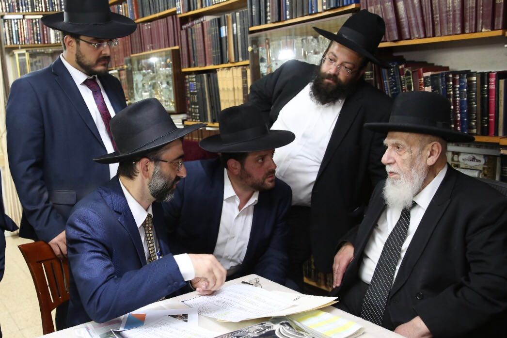 יו"ר ש"ס בת"א ל'אגודת ישראל': "אל תתנו יד לחילול השבת ורמיסתה" אלנתן ובוסו אצל מרן חכם שלום כהן