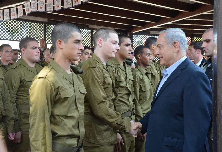 נתניהו סייר בתרגיל: "שכנינו מאיימים בהשמדתנו" נתניהו וחיילים • אילוסטרציה