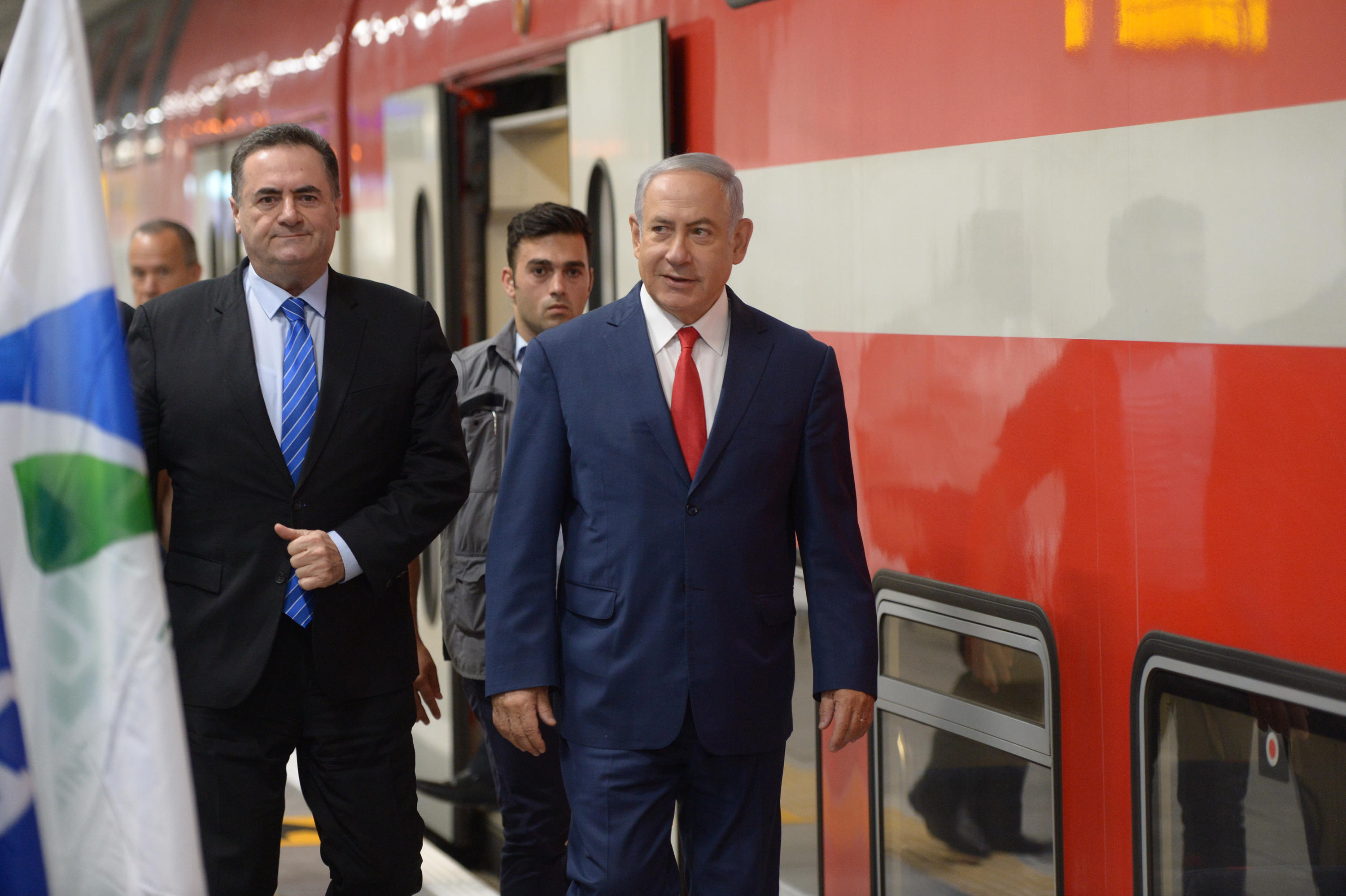 נתניהו נגד השביתה ברכבות: "אקים צוות שימנע את השביתות" נתניהו וכץ בסיור ברכבת