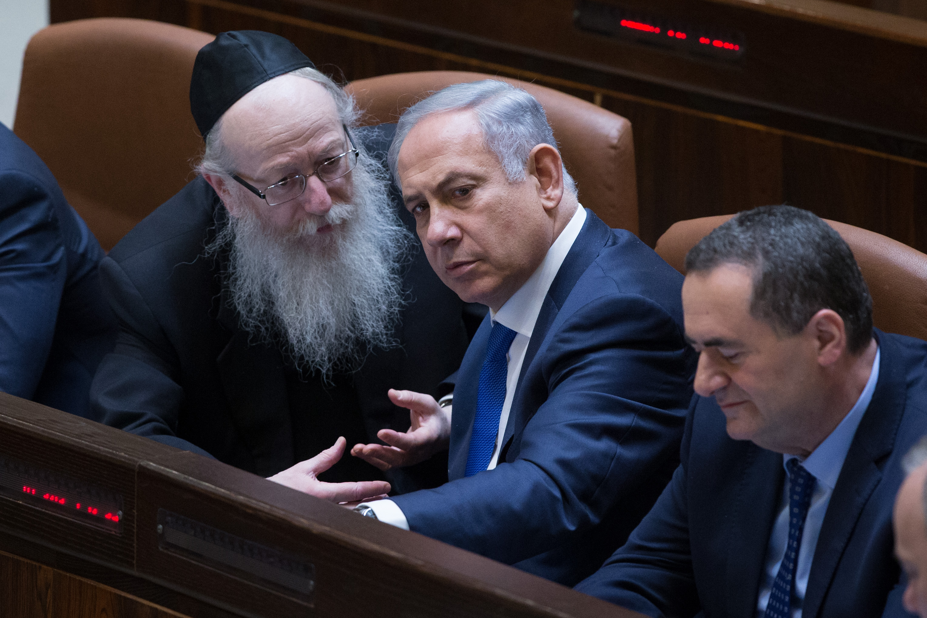 חרף הודעת הפגרה: מליאת הכנסת תתכנס בשני ראש הממשלה וסגן שר הבריאות משוחחים במליאת הכנסת