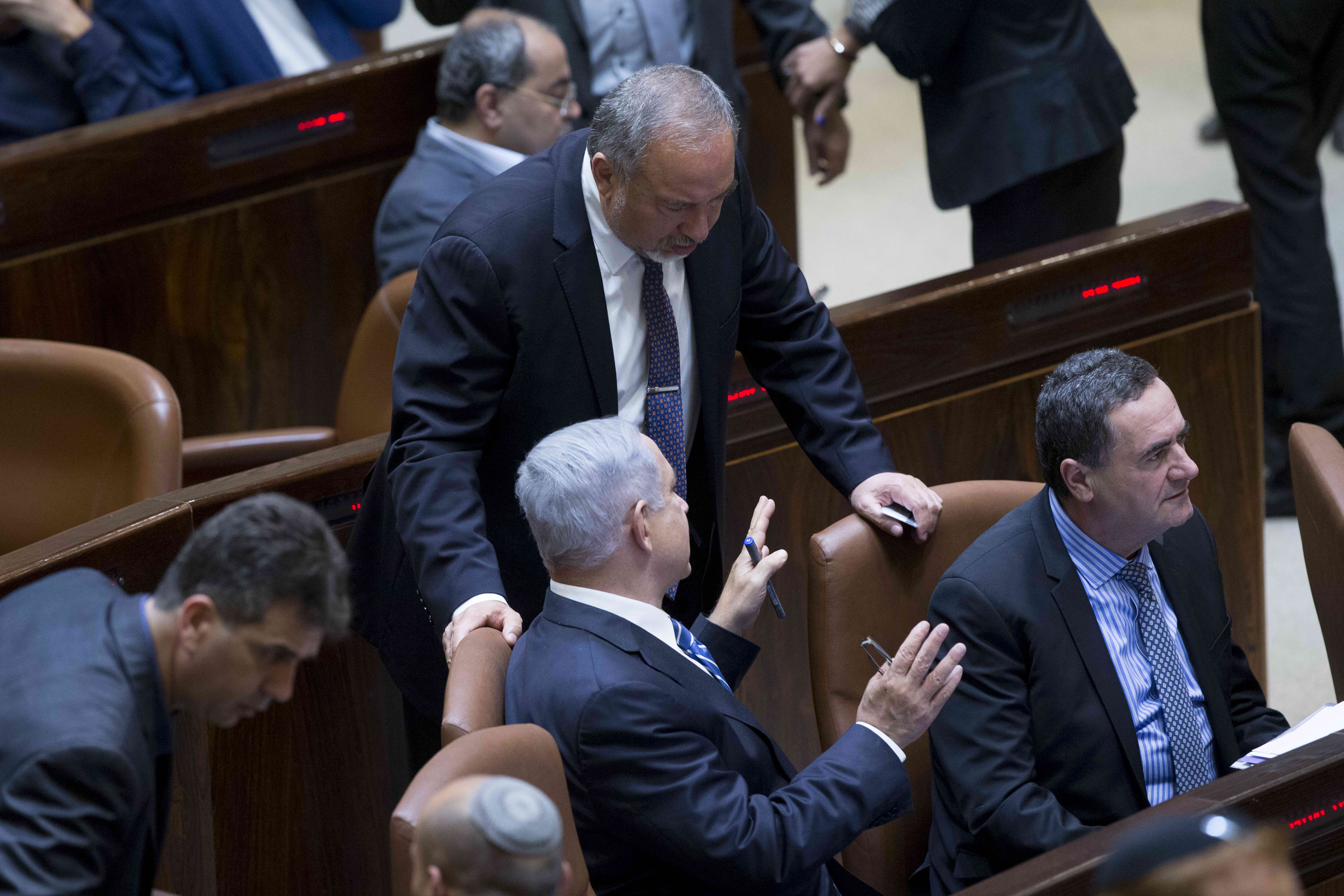 השר כץ עוקץ את השר ליברמן; מה קורה עם ההבטחה לחסל את הנייה? לא מפסיקים לתקוף ולהדליף