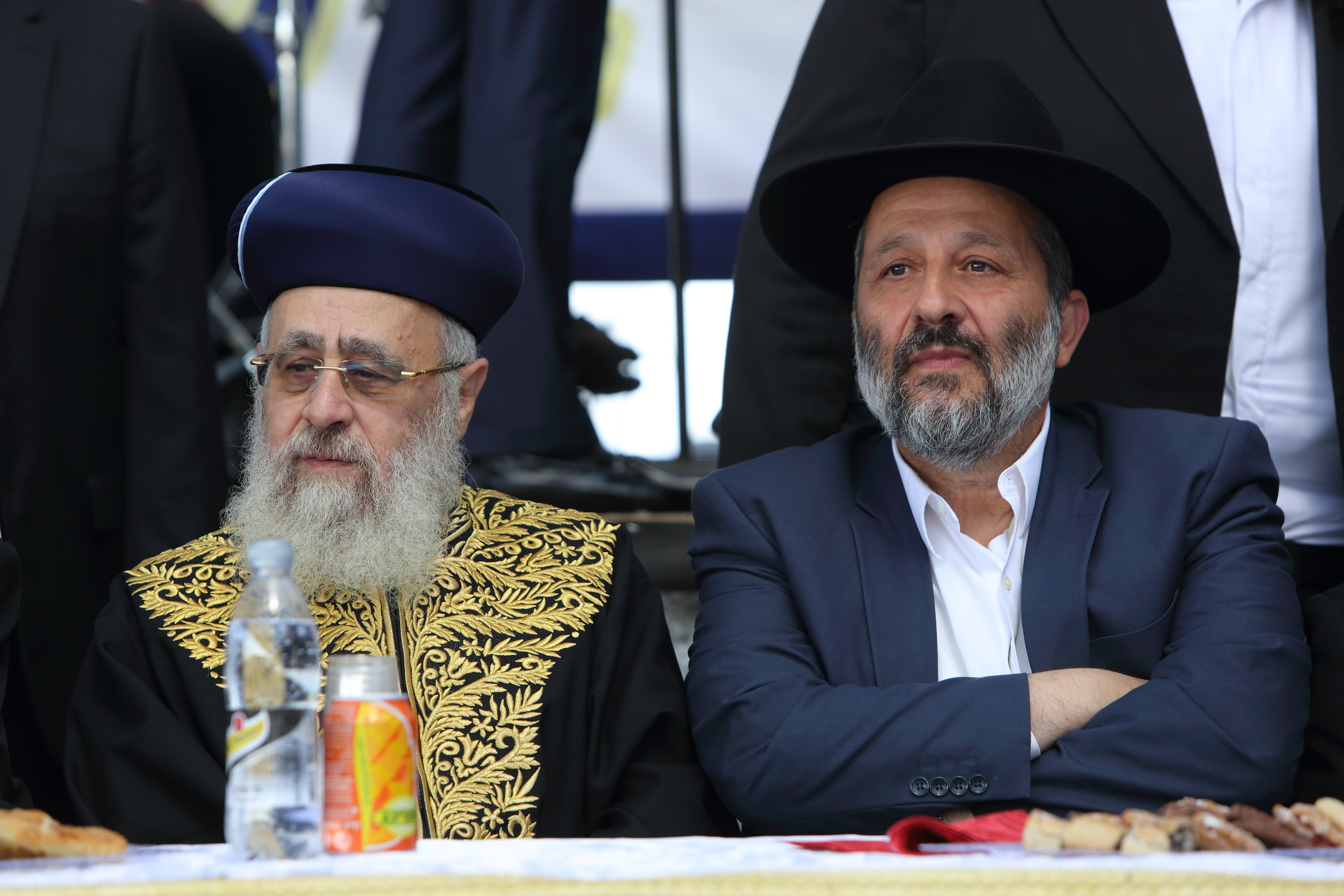 הדרדרות מסוכנת: בעקבות שריפת תמונתו של דרעי – קריאה לפתיחת חקירה קו אדום חמור נחצה. יו"ר ש"ס עם מרן הראשון לציון