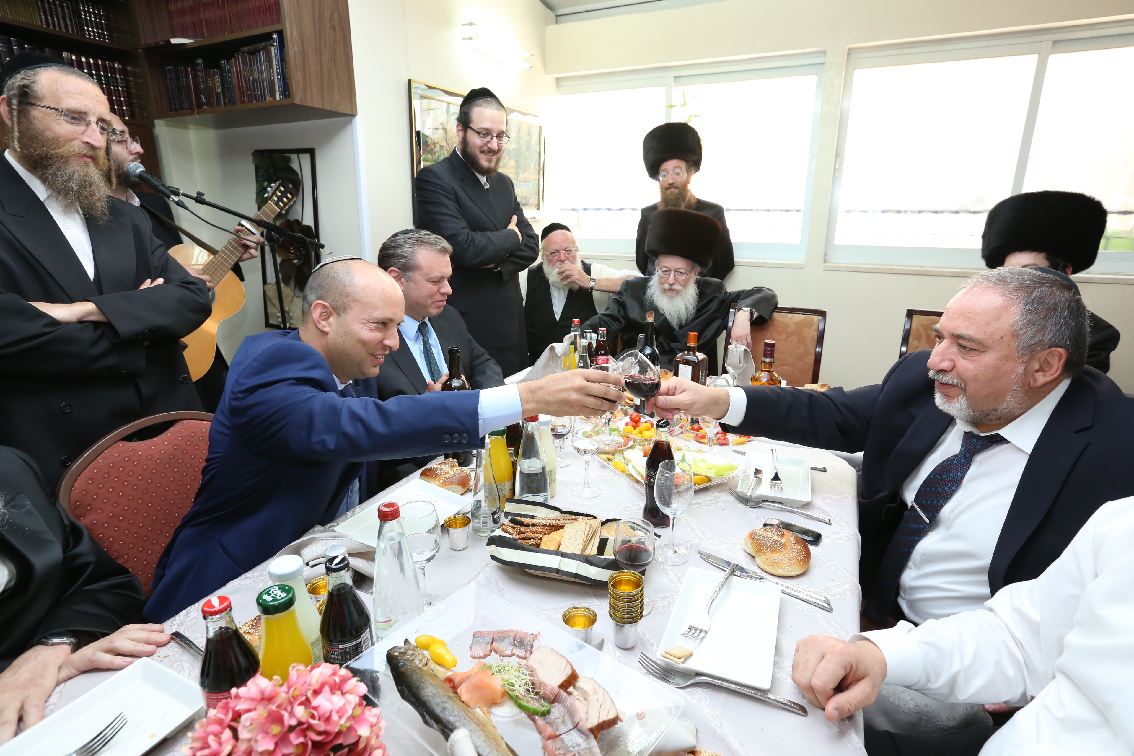 סקר הקרב על הביטחון: 49% מהימין תומך בבנט 19% בליברמן בנט וליברמן בשמחה משפחתית אצל ליצמן
