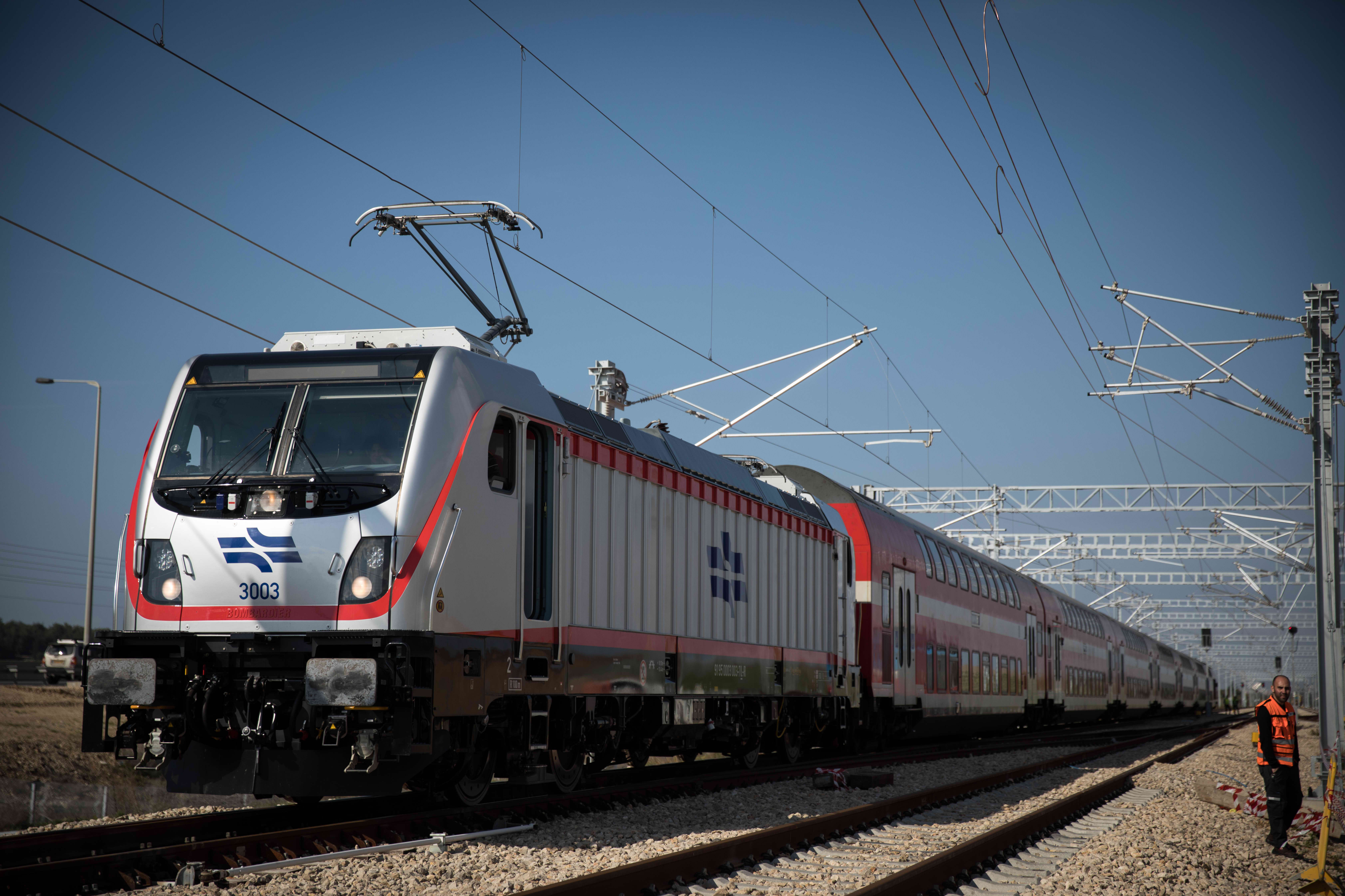 השביתה ברכבת יוצא מפרופורציה: 40 רכבות שובתות הרכבת החשמלית החדשה