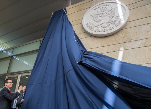 "יעד לאומי": תכנית העברת שגרירויות לירושלים הסרת הלוט בטקס העברת השגרירות האמריקאית