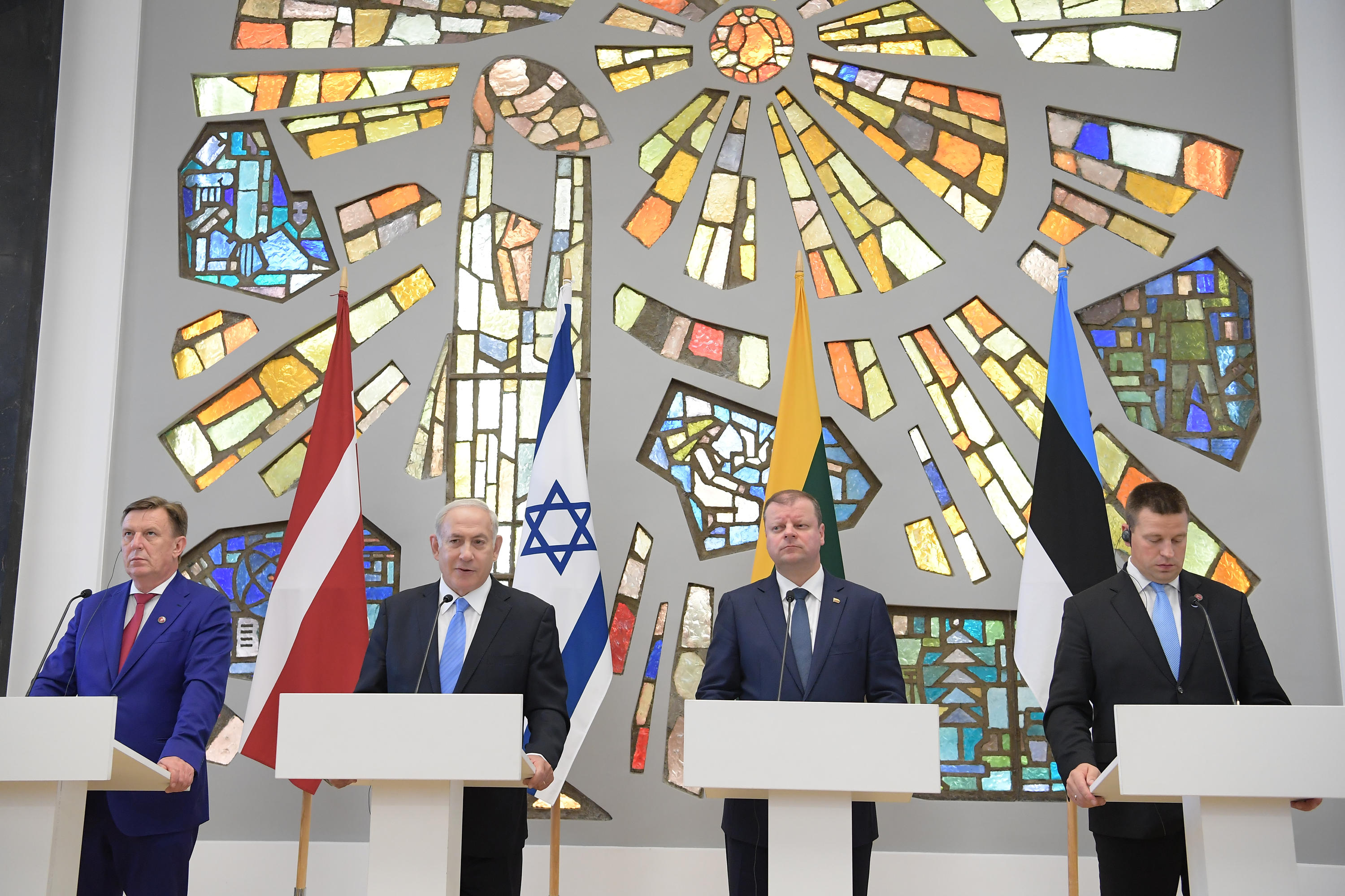 ביקורת על נאומו של ראה"מ בליטא: התעלם מחלקם של הליטאים בשואה נתניהו בביקורו המדיני בליטא