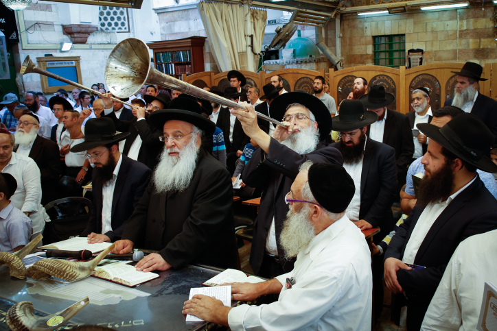 בהשתתפות רבנים: מעמד תפילה מיוחד במערת המכפלה המקובל הגר"ב שמואלי בתפילה במערת המכפלה