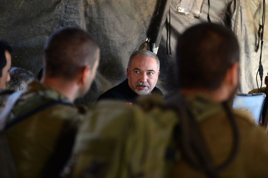 ליברמן הורה על סגירת המעברים וצמצום איזור הדיג ליברמן בסיור צבאי