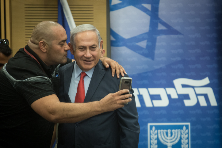קרובים ליעד: סקר חדש מעניק ל'הליכוד' 36 מנדטים העם רוצה את הימין ונתניהו. פעיל ליכוד מצטלם עם נתניהו בכנסת