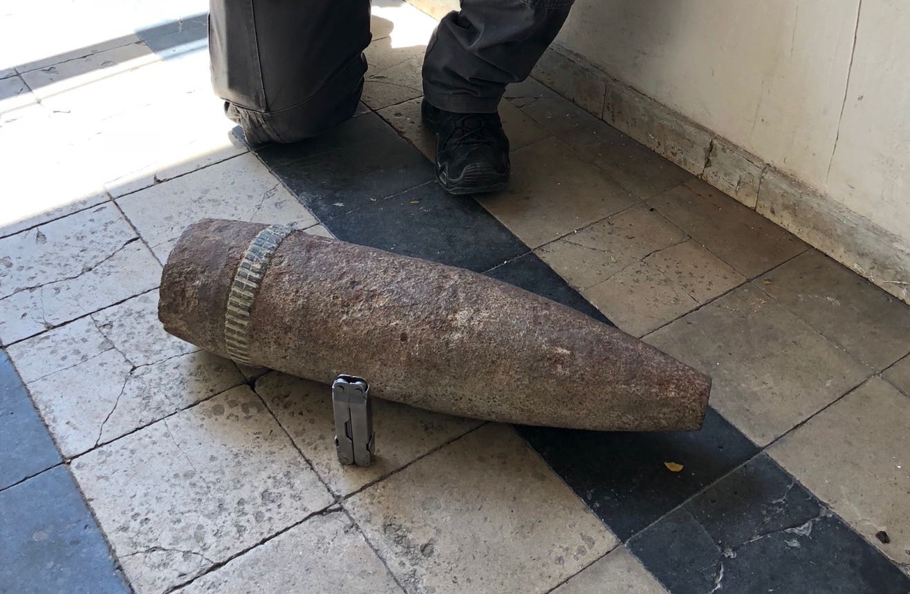החבלנים נדהמו: פגז עתיק נמצא בשכונה החרדית הפגז שאותר