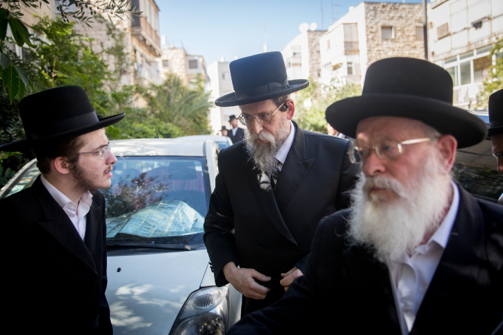 סערת חוק הגיוס: מועצת גדולי התורה מתכנסת האדמו"ר מבאיאן בבואו לכינוס הקודם