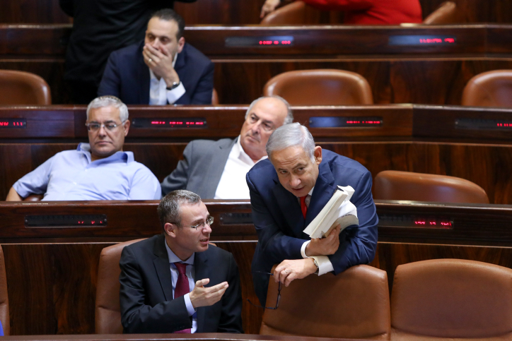 השר לוין: "ראינו היום את הפערים האדירים בין לבני לנתניהו" .
