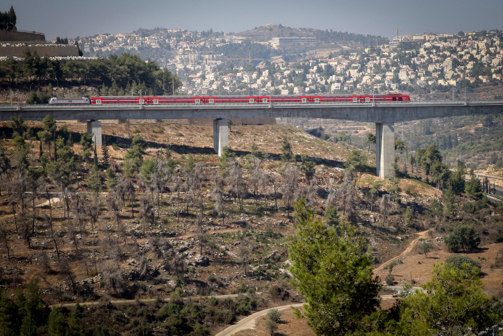 150 נוסעים תקועים: קטר הרכבת מנתב"ג לירושלים נתקע במנהרה .