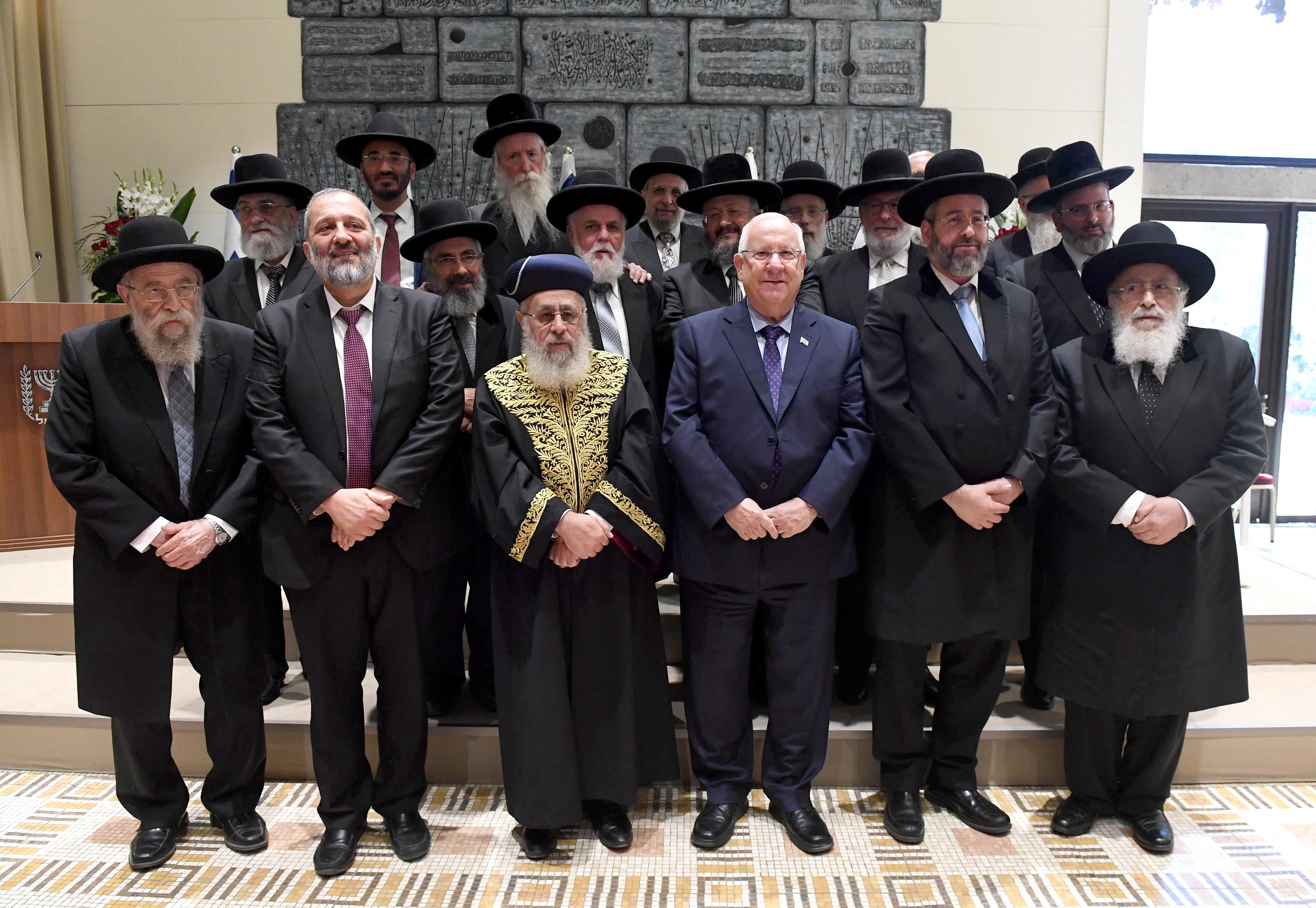 הצהרת חברי מועצת הרבנות • מרן הגר"י יוסף: "החלטותיכם משפיעות על העולם כולו" GPOMN1_7640