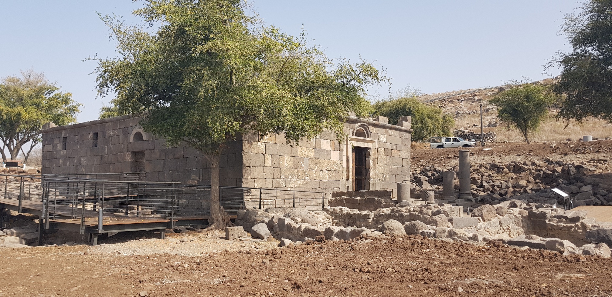 טיול בין חלמונית וסתוונית ברכס בשנית, עין קשתות ברכס הגולן בית הכנסת
