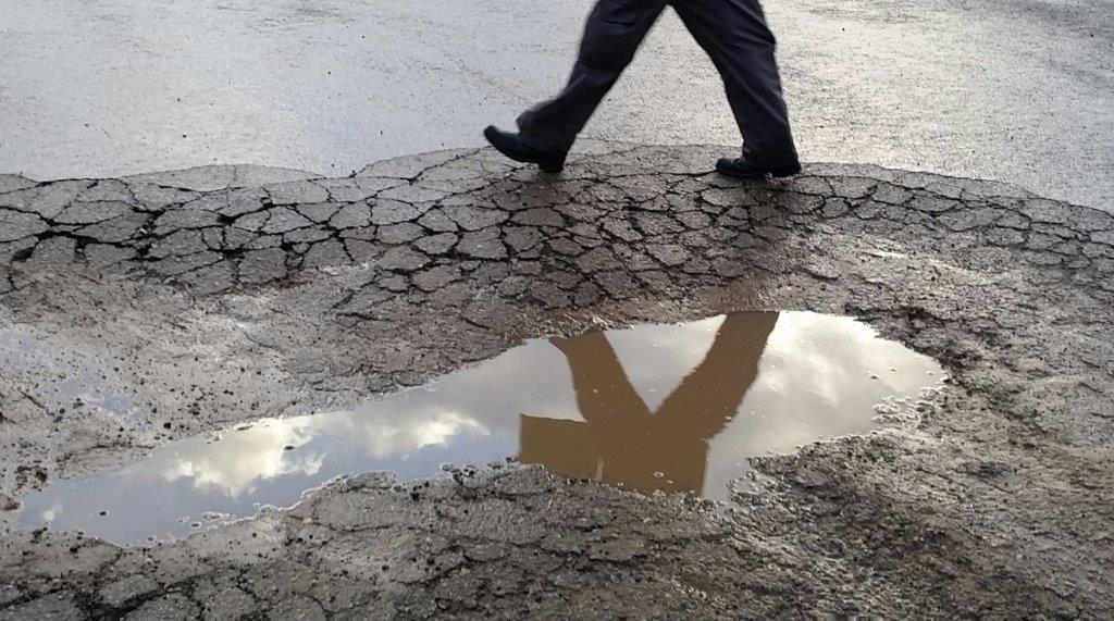 תחזית מזג האוויר: הגשם הולך וחוזר שלולית וגשם - צילום דוד קליגר