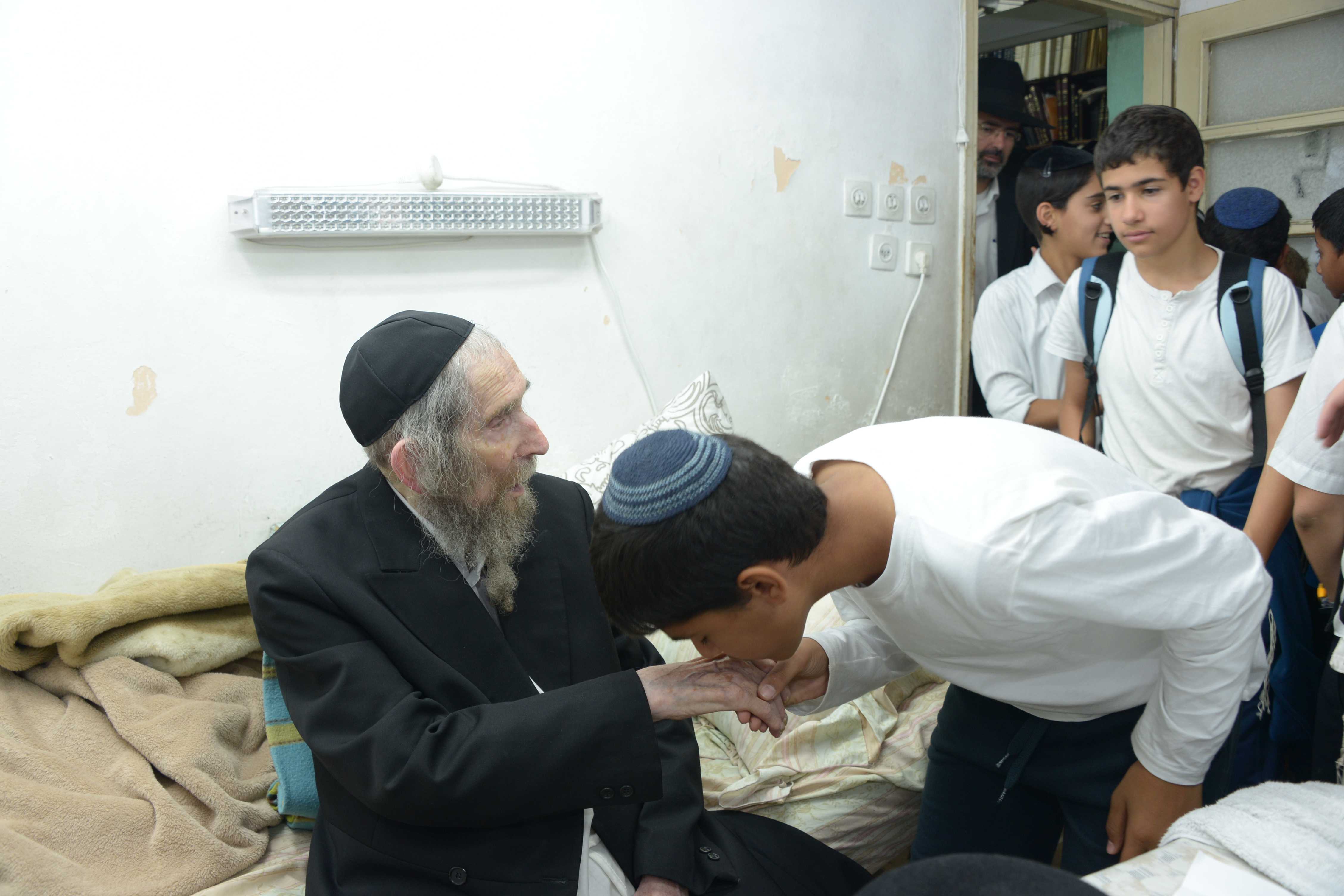 לראשונה: מעמד תפילה על ציון הגראי"ל שטינמן זצוק"ל DSC_0233 (1)
