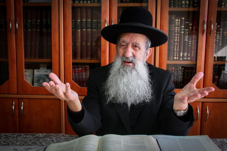 מטלטל • הגרב"צ מוצפי ממרר בבכי: "תתעוררו, משפחה שלמה נמחקה" .