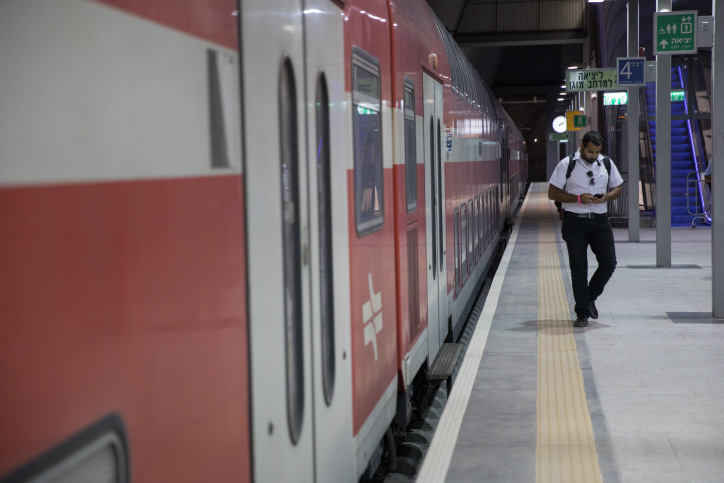 מחדל: עיוור מעד ברדתו מהרכבת לאחר שלא קיבל עזרה ונדרס .