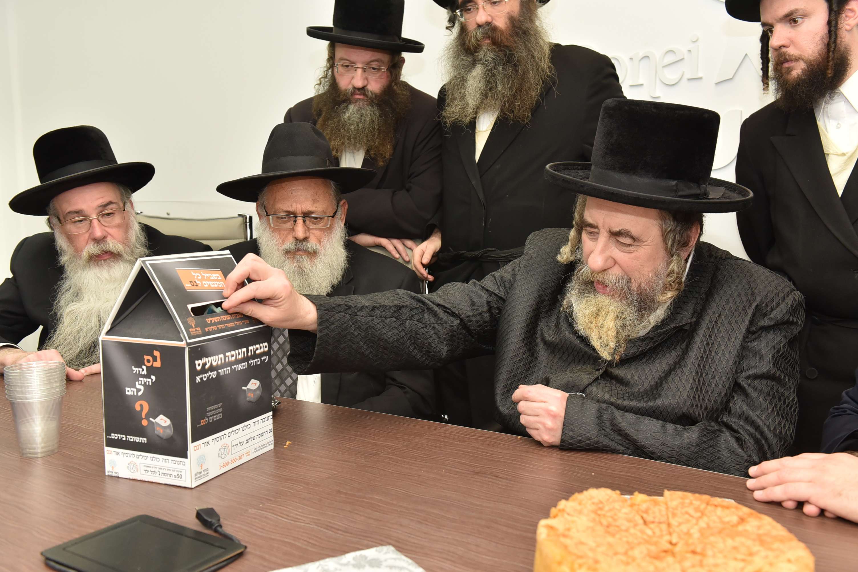 יש משפחות שגם בחנוכה מצפות לנס ROS_4217