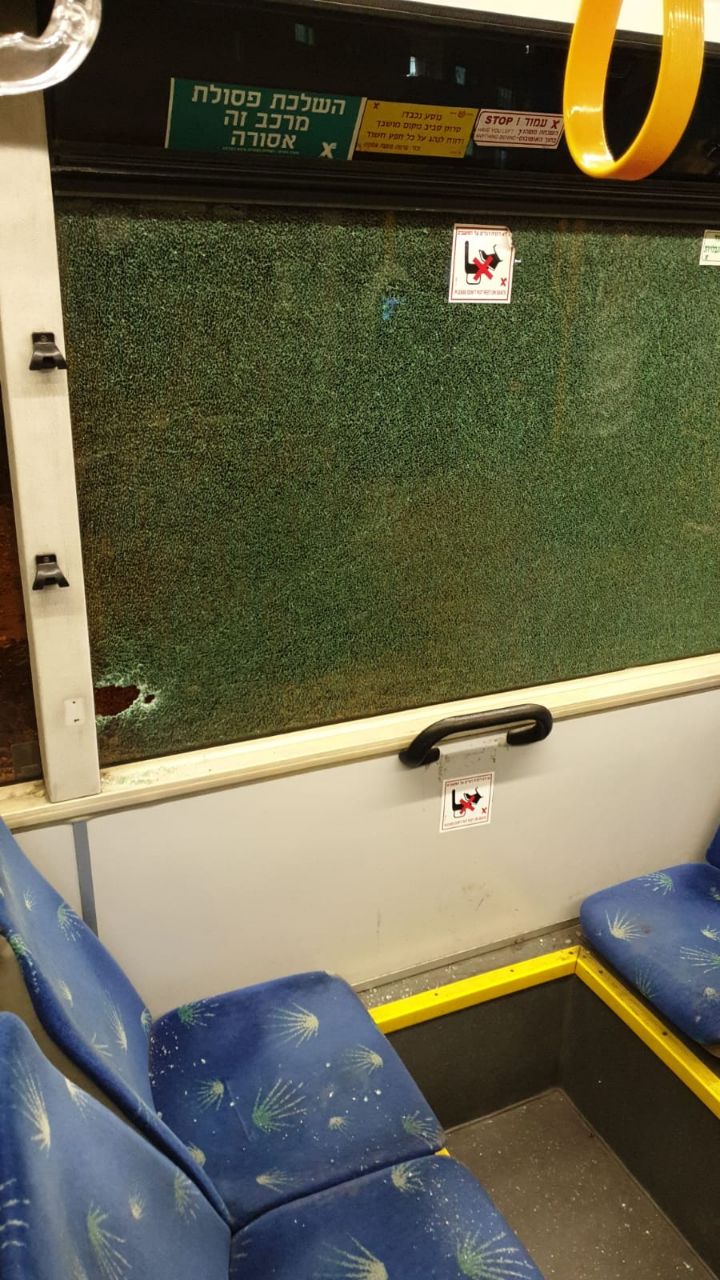ירושלים: ידויי אבנים על אוטובוס בנווה יעקב WhatsApp Image 2018-11-08 at 18.40.32