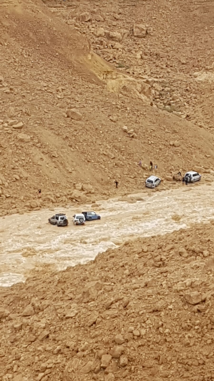 סכנת השיטפונות: כוחות חילוץ מנסים לאתר קבוצת מטיילים בדרום WhatsApp Image 2018-11-10 at 18.36.03