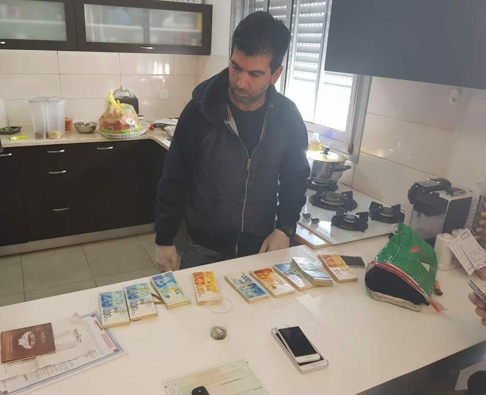עשרות פקחים ממשלתיים פשטו על בית פרטי וגילו: מעל 3 מיליון ש"ח המשטרה בפשיטה אמש