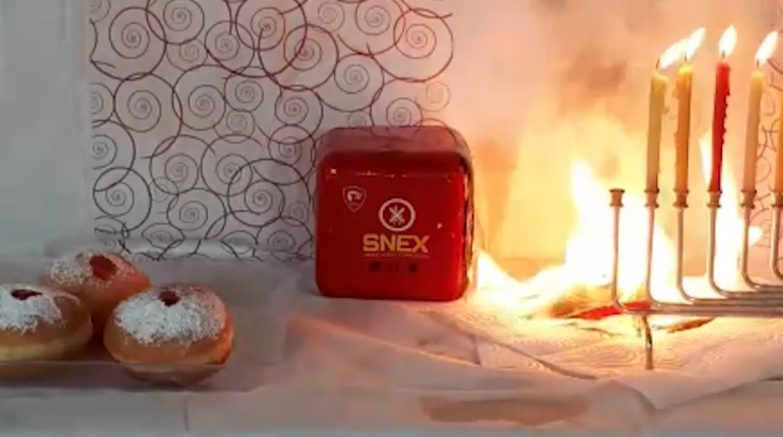 מציל חיים • חדש: הקוביה שתמנע שריפה מנרות החנוכה WhatsApp Image 2018-11-28 at 19.49.13