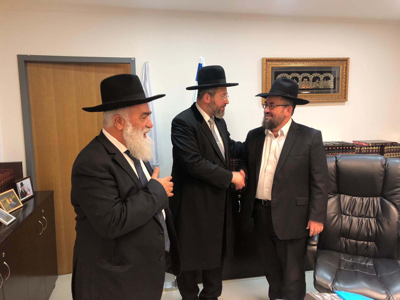 ראש מערך הגיור החדש: הדיין הרב משה ולר הרב הראשי עם הרב פרץ משמאל הרב ולר מימין